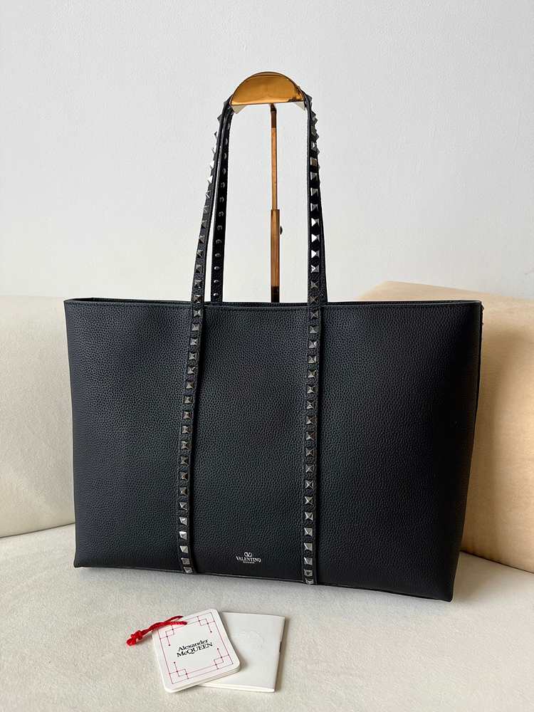 발렌티노 락스터드 가죽 토트백