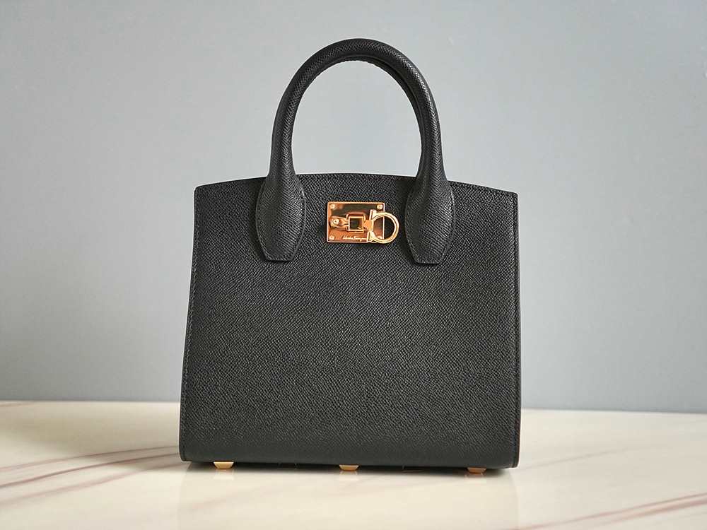 페라가모 스튜디오 박스백 스몰