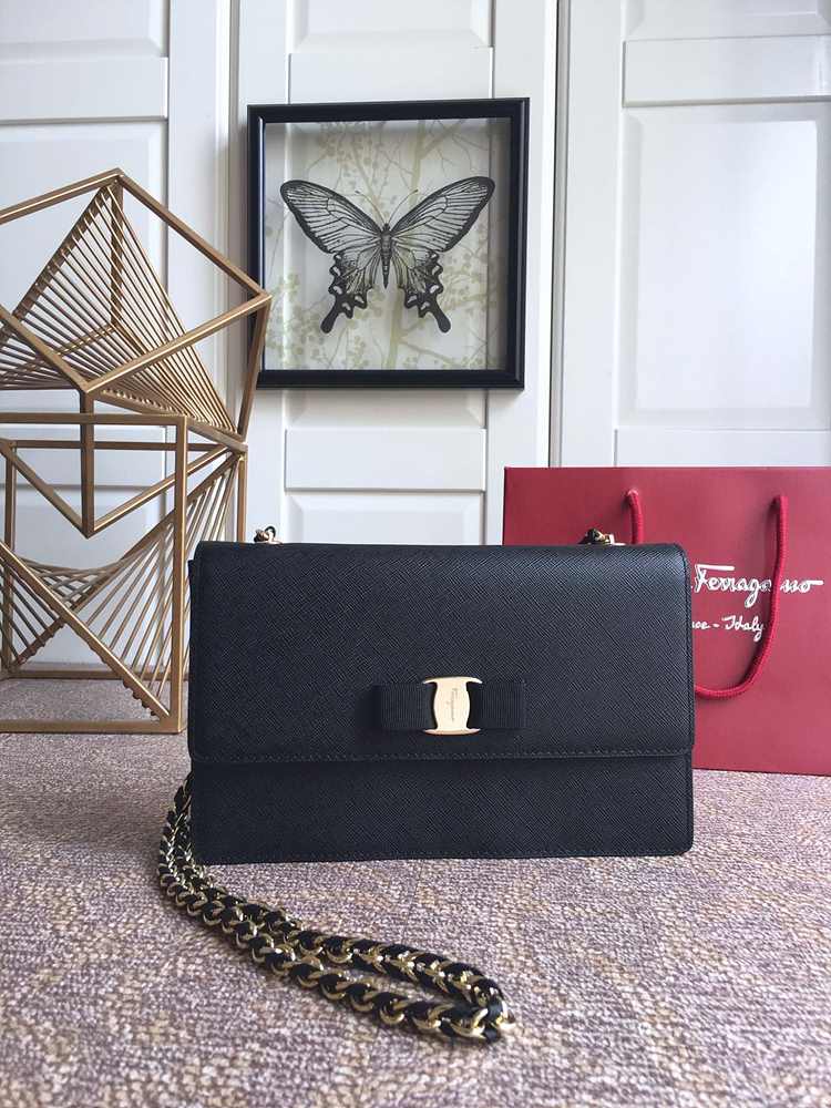 페라가모 바라 지니백 미듐