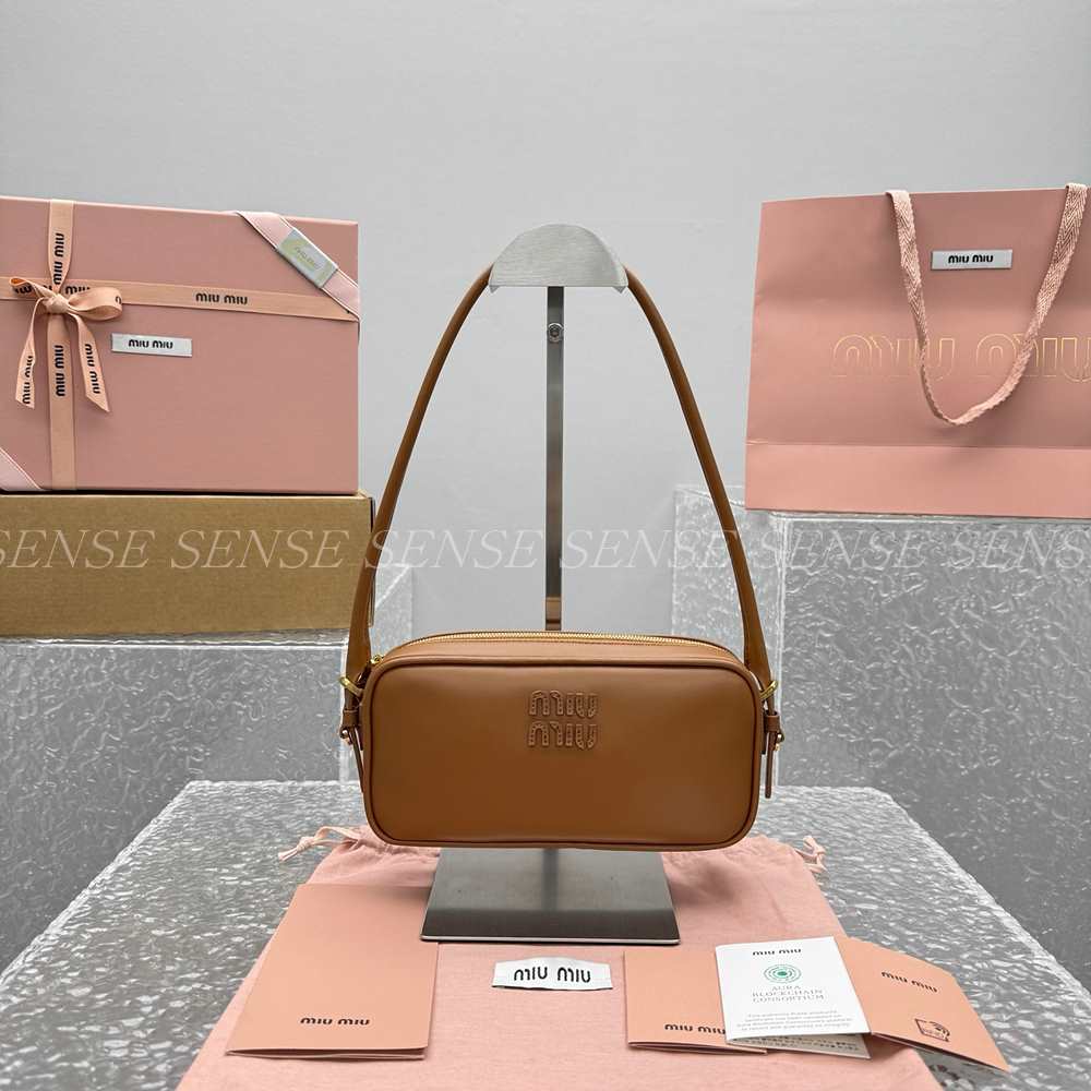 미우미우 가죽 파우치 미니백