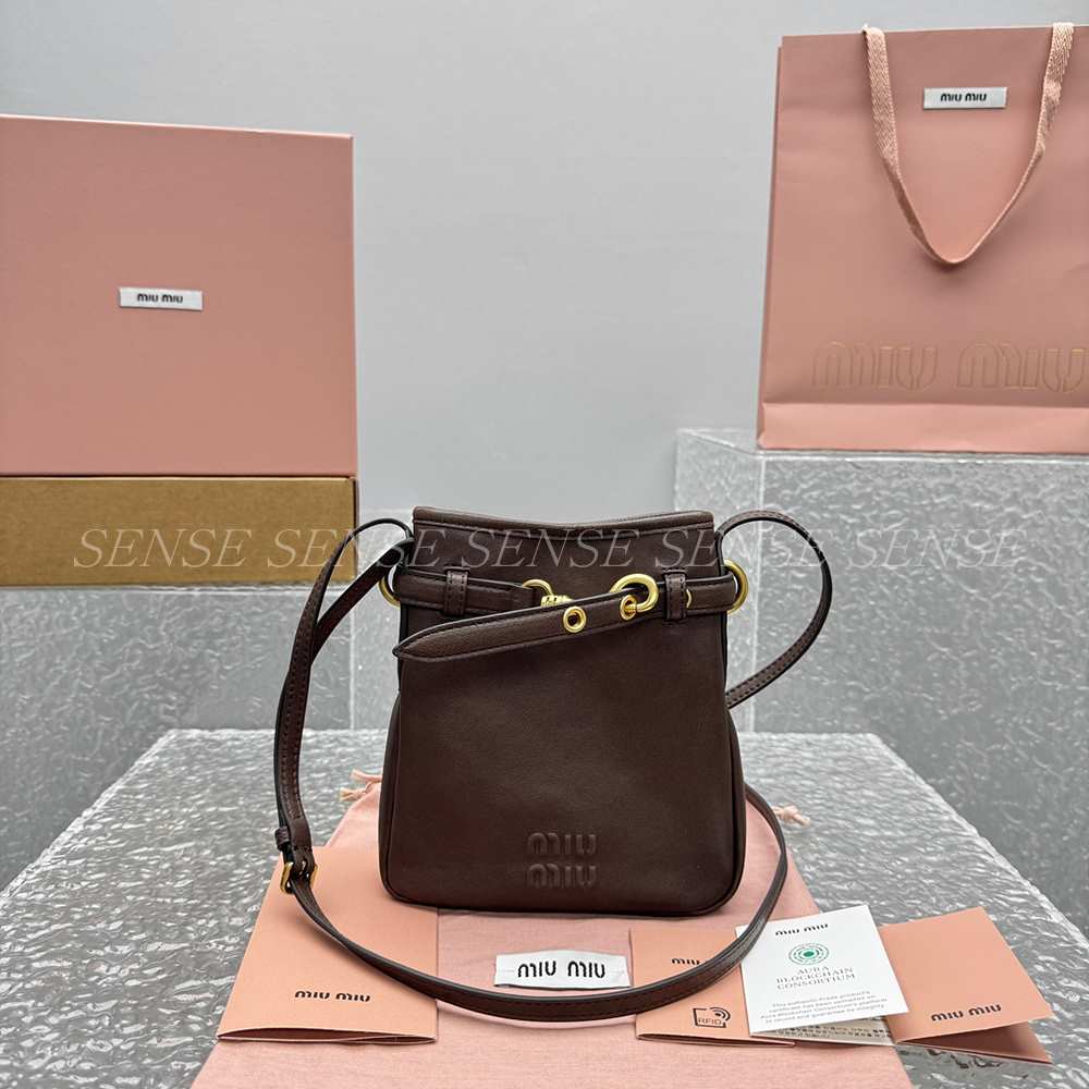 미우미우 아방뛰르 나파 가죽 파우치