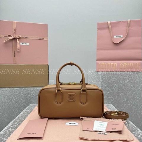 미우미우 아르카디 가죽백 M