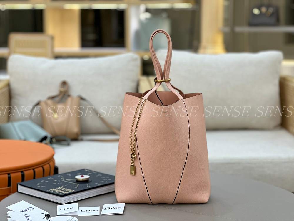 끌로에 스핀 토트백 미디엄