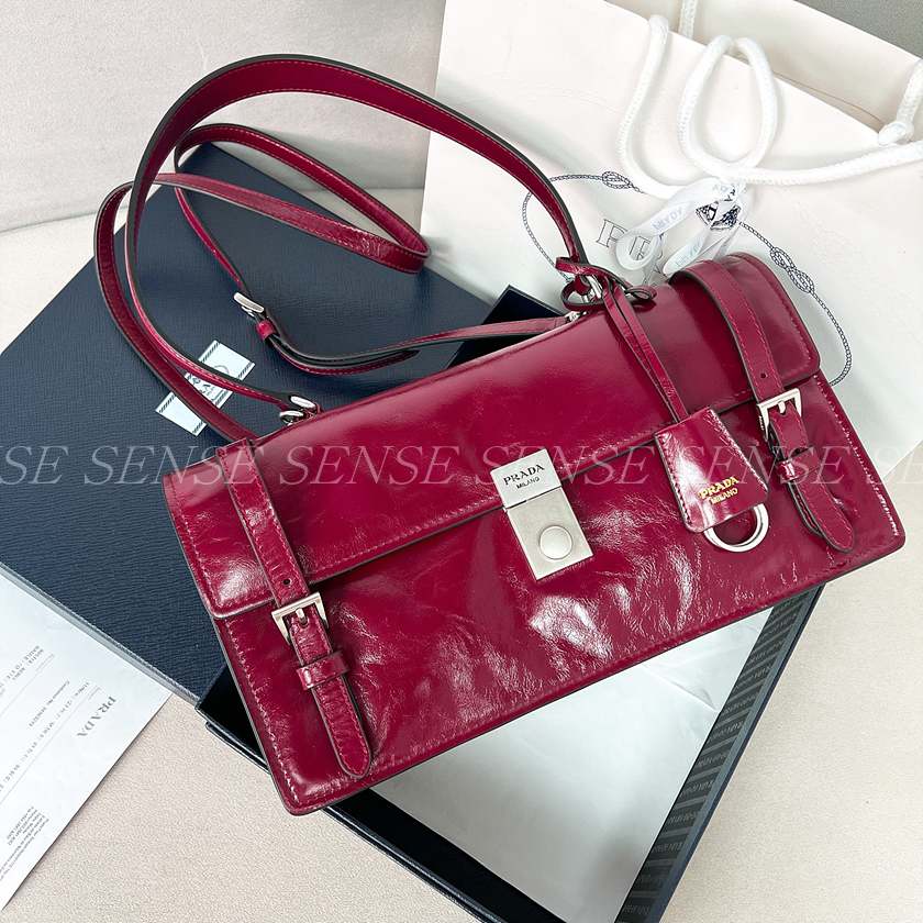 프라다 미디엄 가죽 핸드백