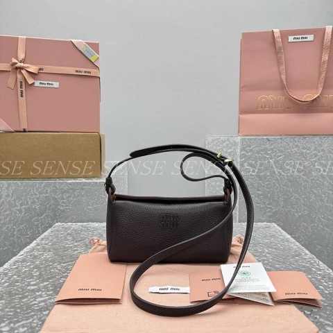 미우미우 가죽 파우치