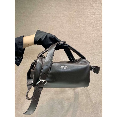 프라다 가죽 숄더백